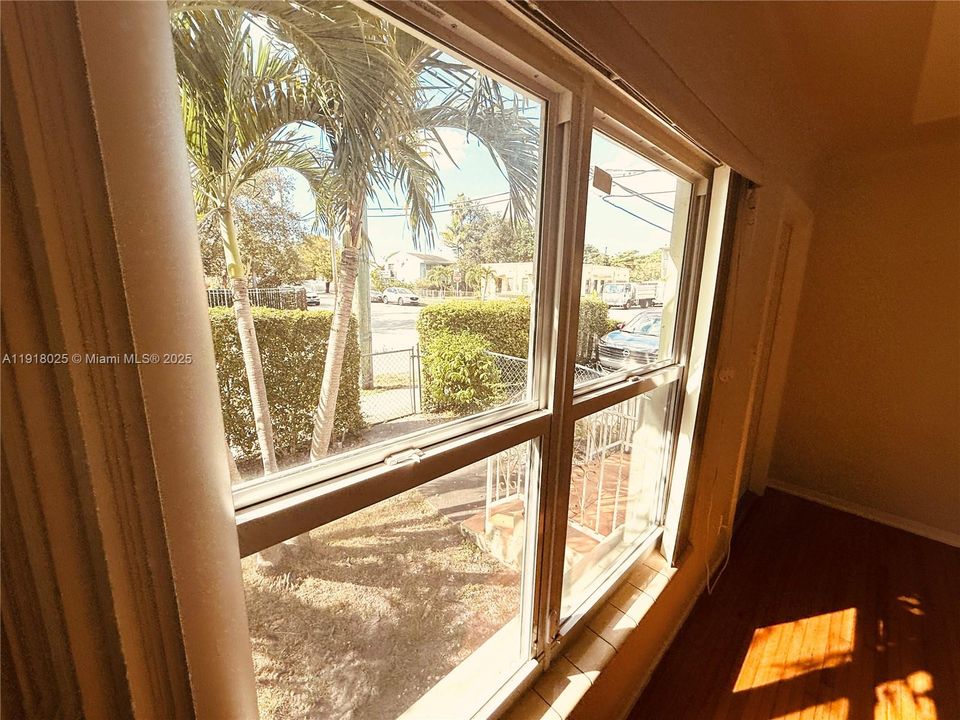 Active With Contract: $1,650 (1 beds, 1 baths, 633 Square Feet)