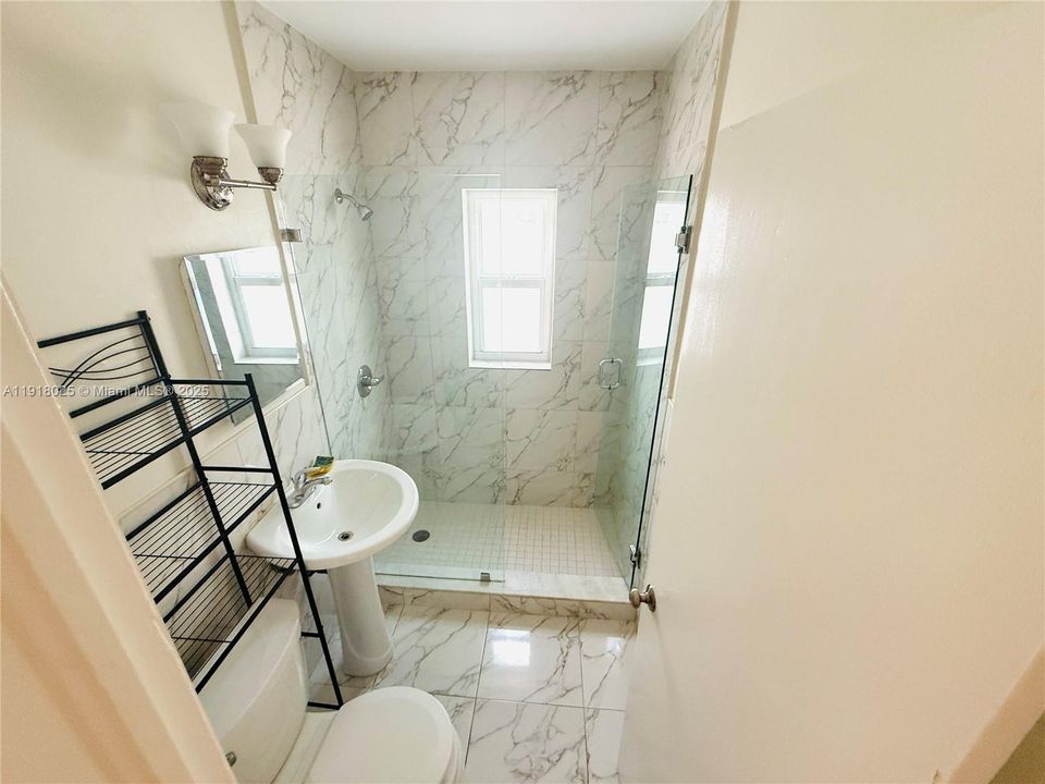 Active With Contract: $1,650 (1 beds, 1 baths, 633 Square Feet)