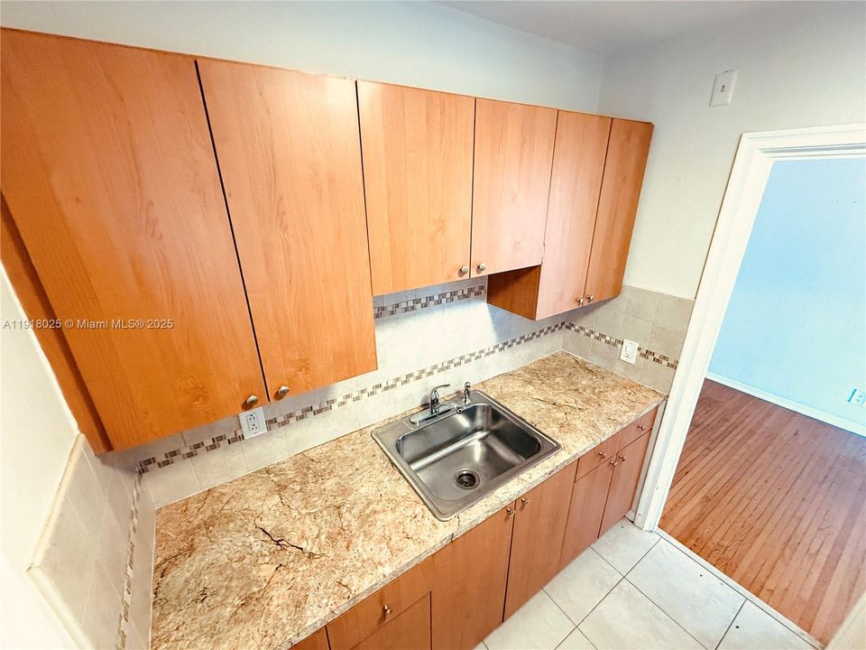 Active With Contract: $1,650 (1 beds, 1 baths, 633 Square Feet)
