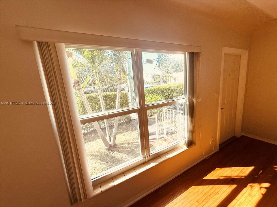 Active With Contract: $1,650 (1 beds, 1 baths, 633 Square Feet)