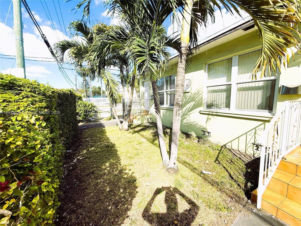 Active With Contract: $1,650 (1 beds, 1 baths, 633 Square Feet)