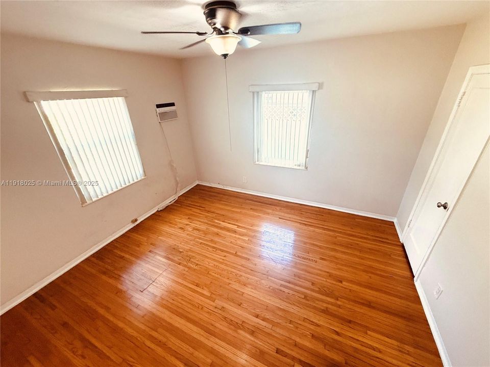 Active With Contract: $1,650 (1 beds, 1 baths, 633 Square Feet)