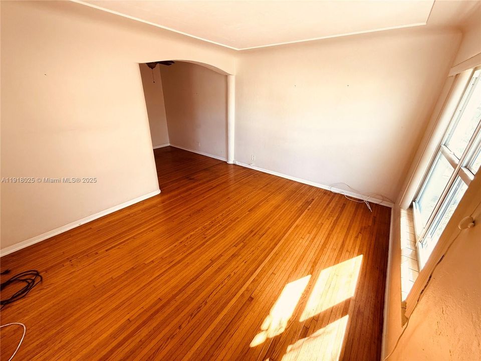 Active With Contract: $1,650 (1 beds, 1 baths, 633 Square Feet)