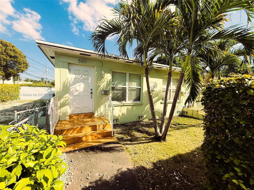 Active With Contract: $1,650 (1 beds, 1 baths, 633 Square Feet)