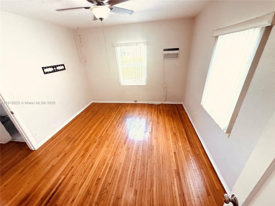 Active With Contract: $1,650 (1 beds, 1 baths, 633 Square Feet)