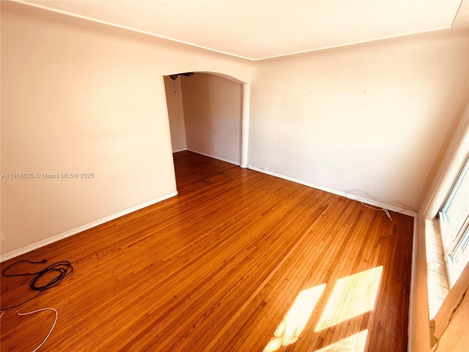 Active With Contract: $1,650 (1 beds, 1 baths, 633 Square Feet)