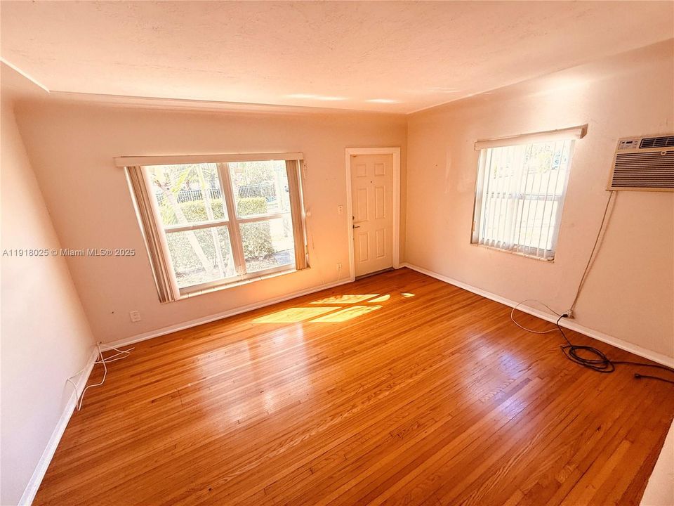 Active With Contract: $1,650 (1 beds, 1 baths, 633 Square Feet)