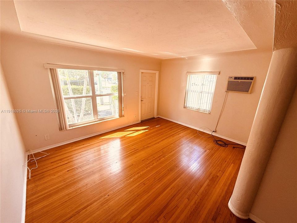 Active With Contract: $1,650 (1 beds, 1 baths, 633 Square Feet)