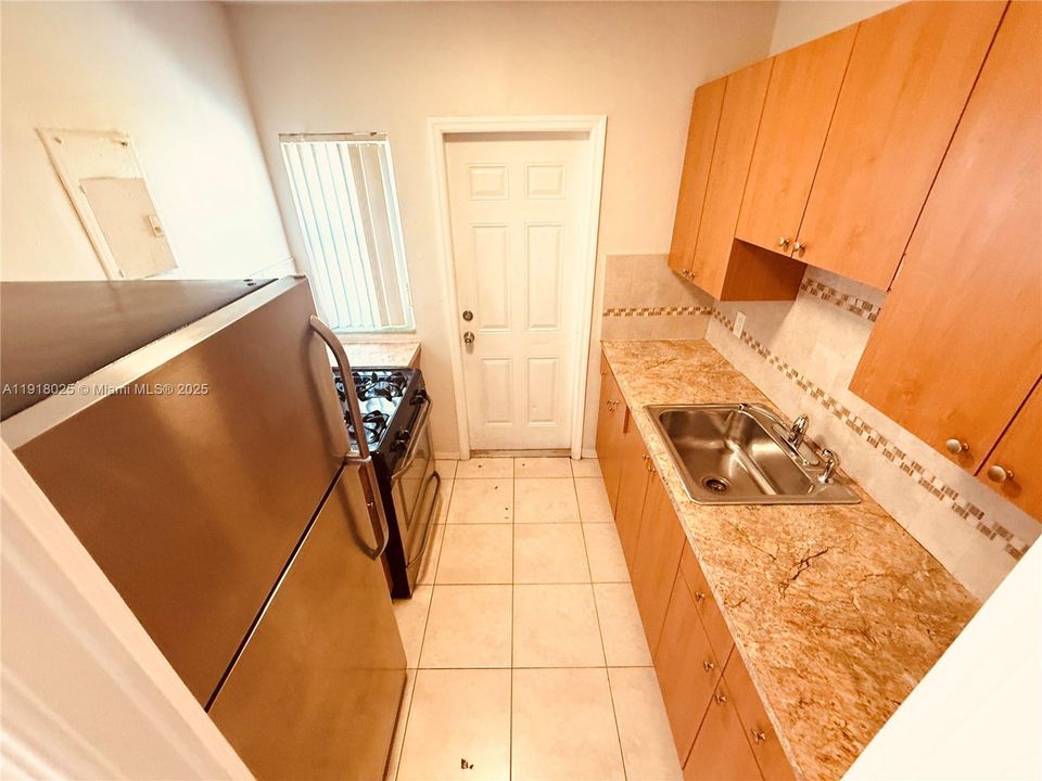 Active With Contract: $1,650 (1 beds, 1 baths, 633 Square Feet)