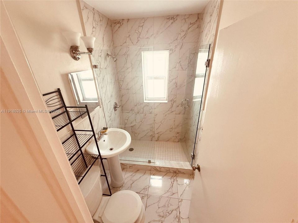 Active With Contract: $1,650 (1 beds, 1 baths, 633 Square Feet)