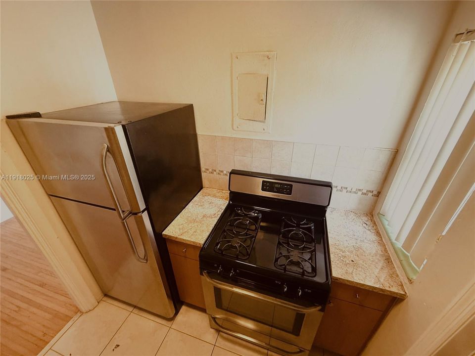 Active With Contract: $1,650 (1 beds, 1 baths, 633 Square Feet)