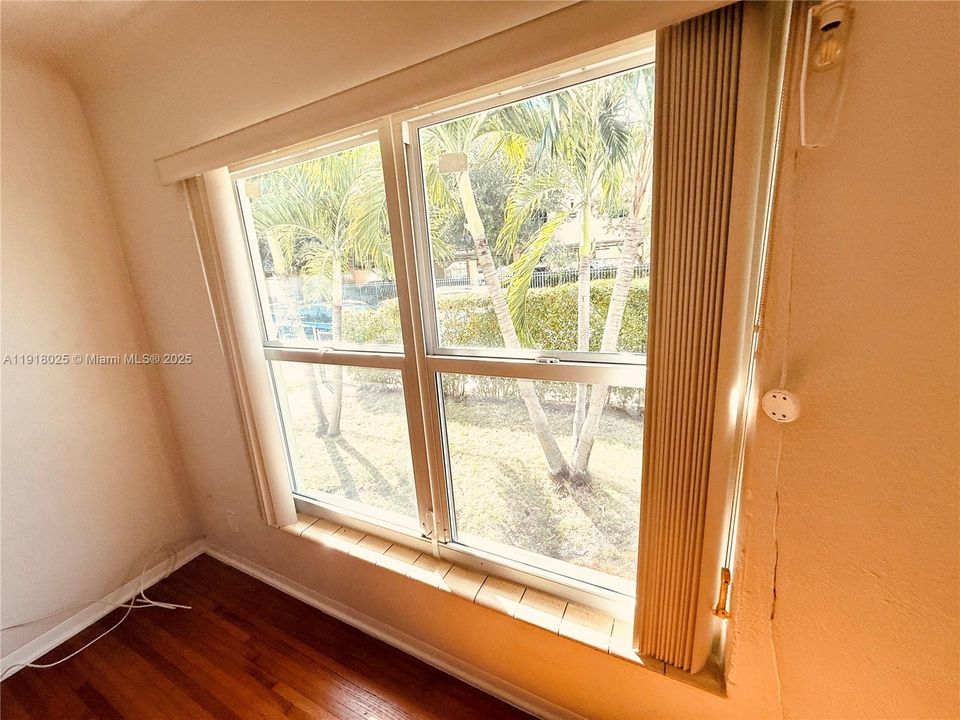 Active With Contract: $1,650 (1 beds, 1 baths, 633 Square Feet)