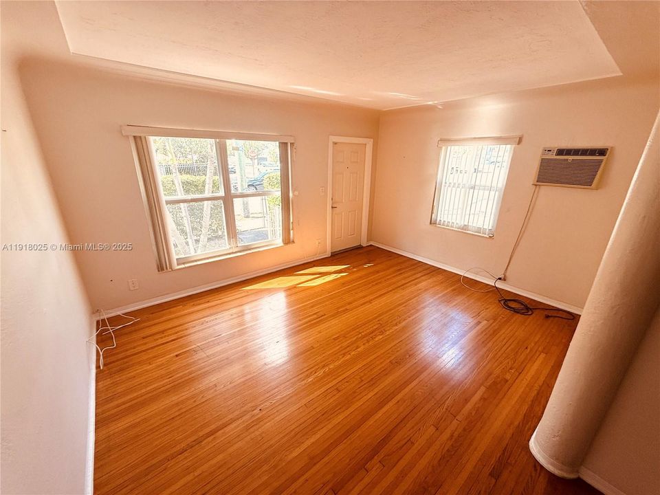 Active With Contract: $1,650 (1 beds, 1 baths, 633 Square Feet)