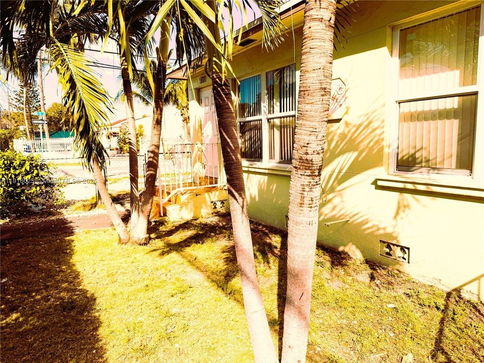 Active With Contract: $1,650 (1 beds, 1 baths, 633 Square Feet)