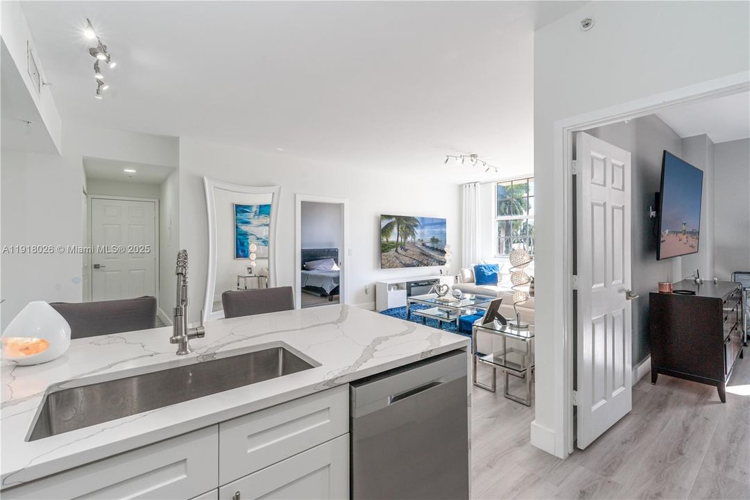 Под контрактом: $3,200 (2 спален, 2 ванн, 1040 Квадратных фут)