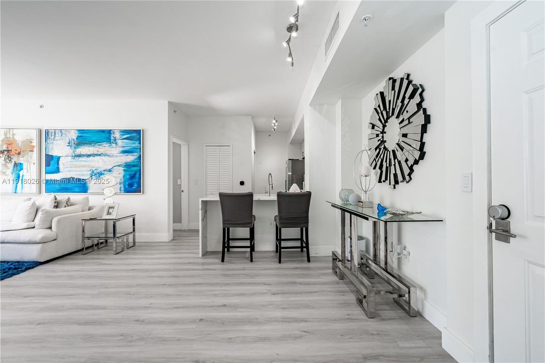 Под контрактом: $3,200 (2 спален, 2 ванн, 1040 Квадратных фут)