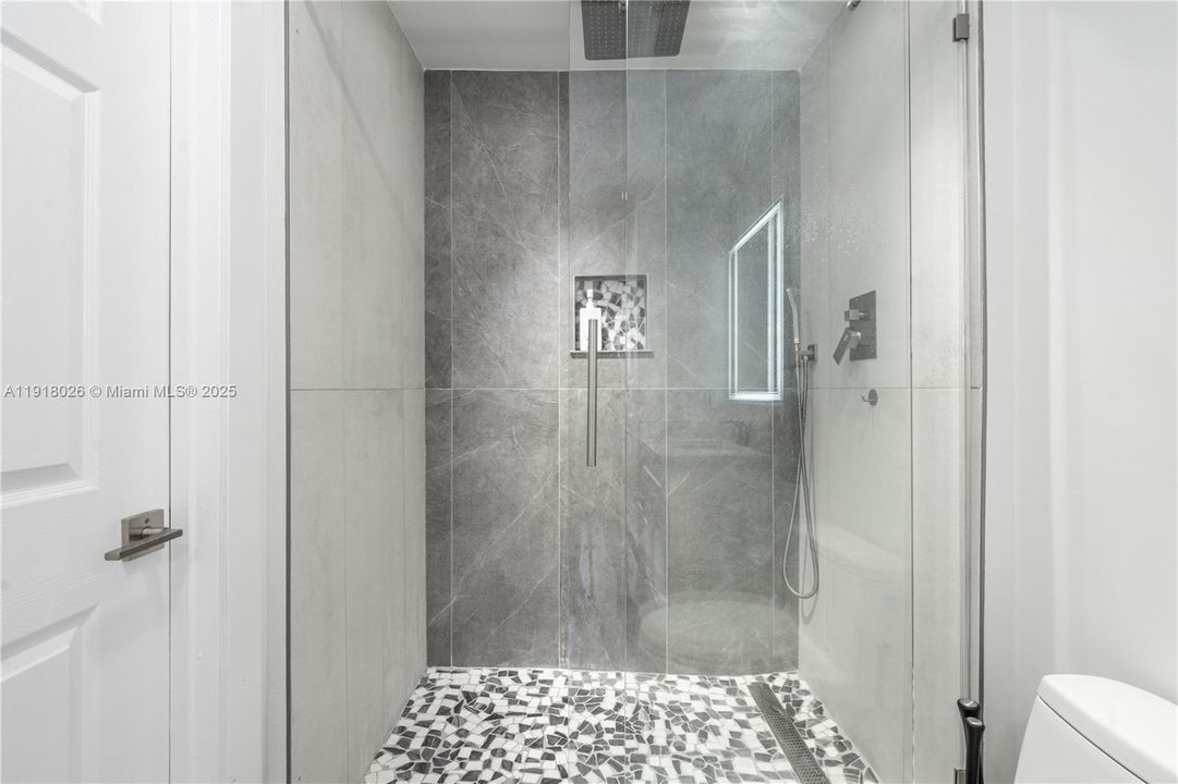 Под контрактом: $3,200 (2 спален, 2 ванн, 1040 Квадратных фут)