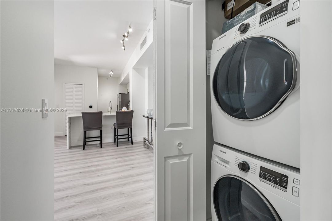 Под контрактом: $3,200 (2 спален, 2 ванн, 1040 Квадратных фут)