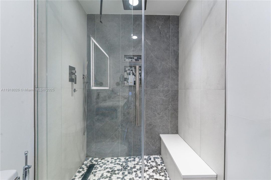 Под контрактом: $3,200 (2 спален, 2 ванн, 1040 Квадратных фут)