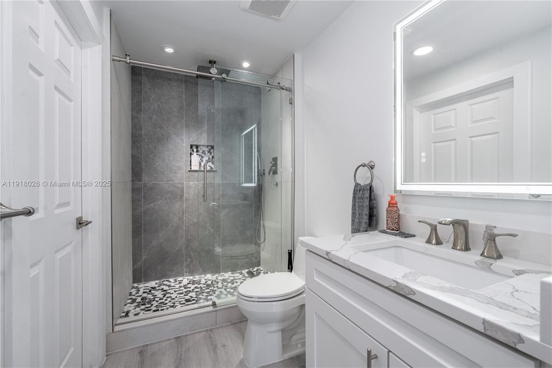 Под контрактом: $3,200 (2 спален, 2 ванн, 1040 Квадратных фут)