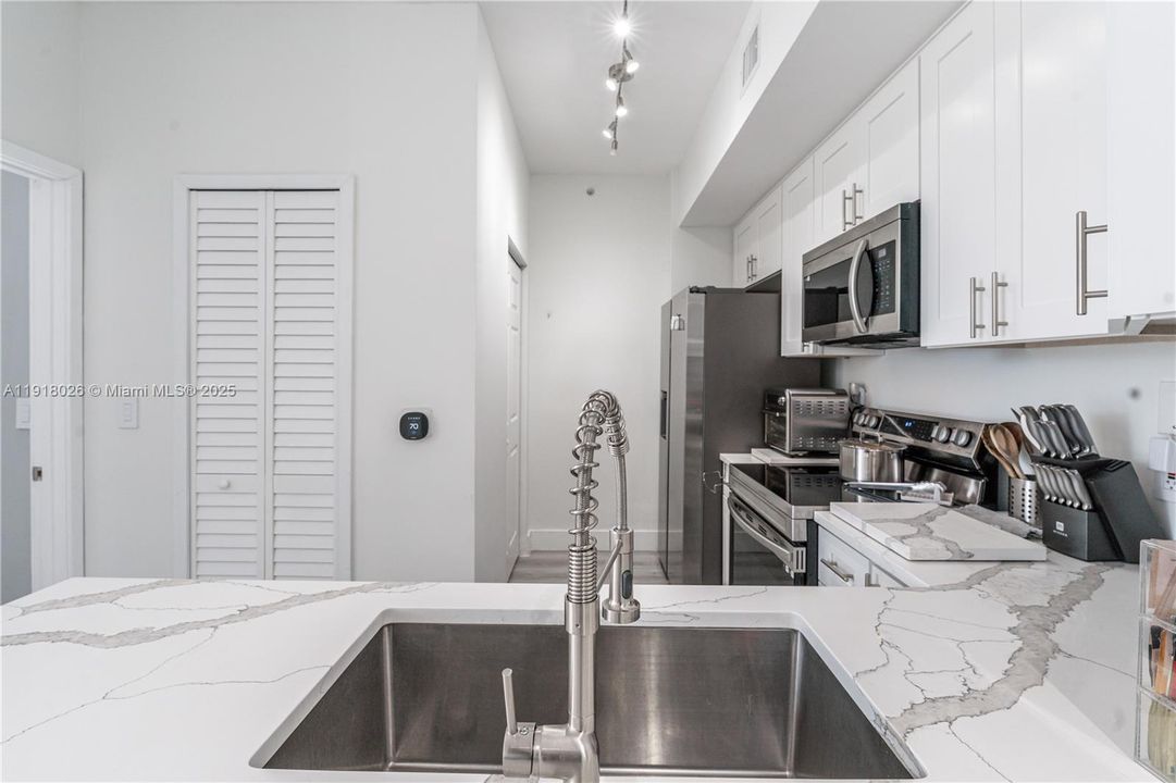 Под контрактом: $3,200 (2 спален, 2 ванн, 1040 Квадратных фут)