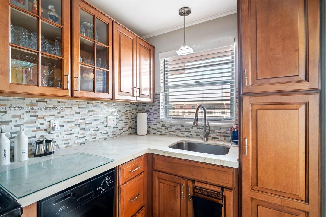 For Sale: $179,900 (1 beds, 1 baths, 660 Square Feet)