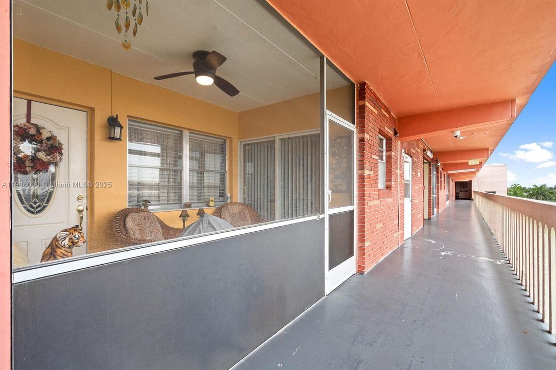 For Sale: $179,900 (1 beds, 1 baths, 660 Square Feet)