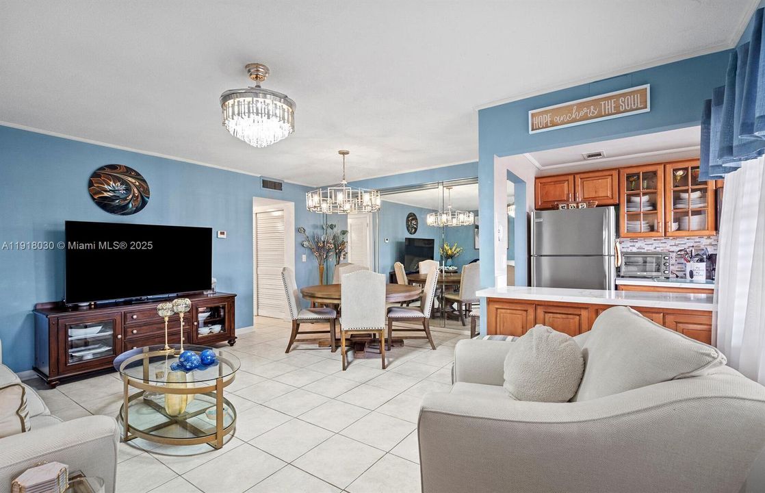 For Sale: $179,900 (1 beds, 1 baths, 660 Square Feet)