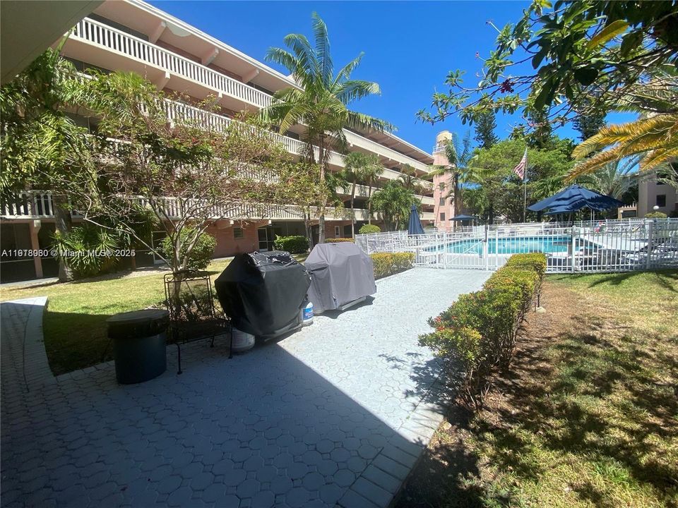 For Sale: $179,900 (1 beds, 1 baths, 660 Square Feet)