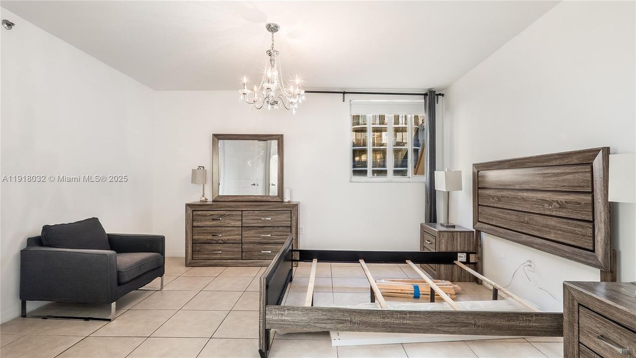 For Sale: $399,900 (1 beds, 1 baths, 730 Square Feet)