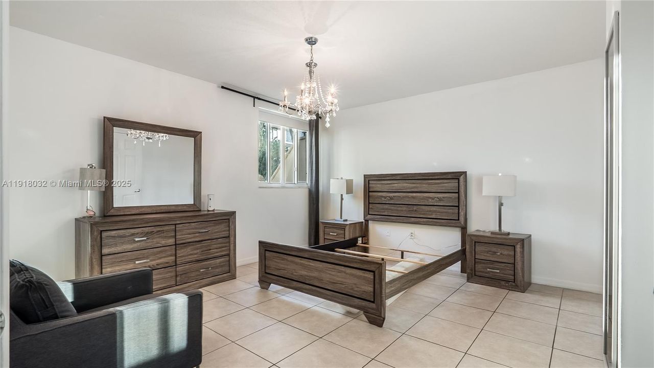 For Sale: $399,900 (1 beds, 1 baths, 730 Square Feet)
