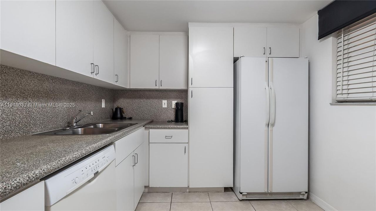 For Sale: $399,900 (1 beds, 1 baths, 730 Square Feet)