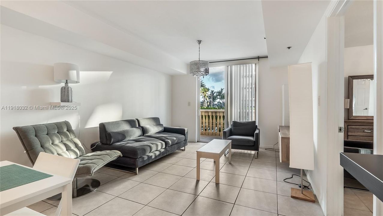 For Sale: $399,900 (1 beds, 1 baths, 730 Square Feet)