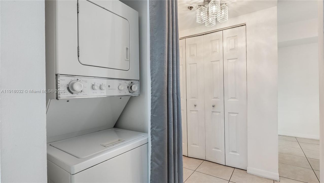 For Sale: $399,900 (1 beds, 1 baths, 730 Square Feet)