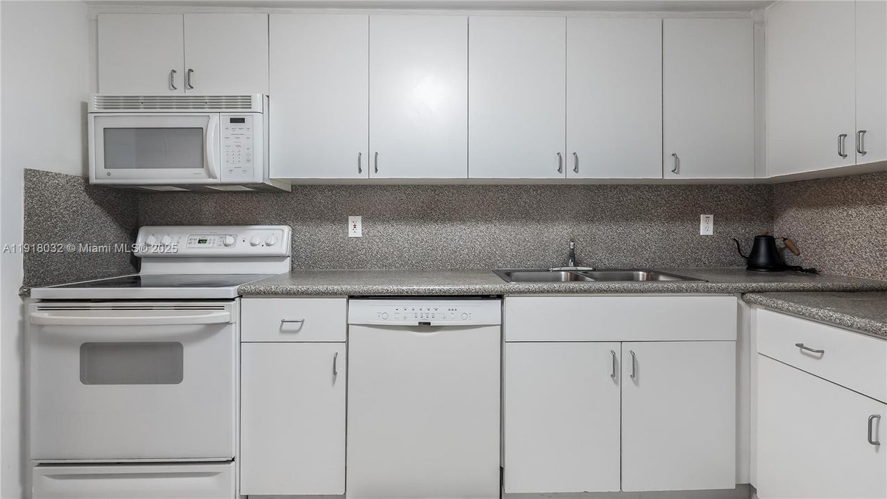 For Sale: $399,900 (1 beds, 1 baths, 730 Square Feet)