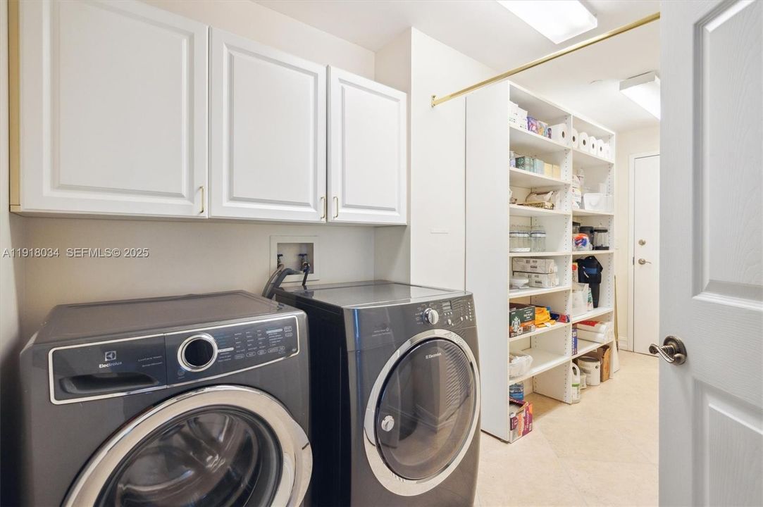 For Sale: $1,295,000 (2 beds, 2 baths, 1833 Square Feet)