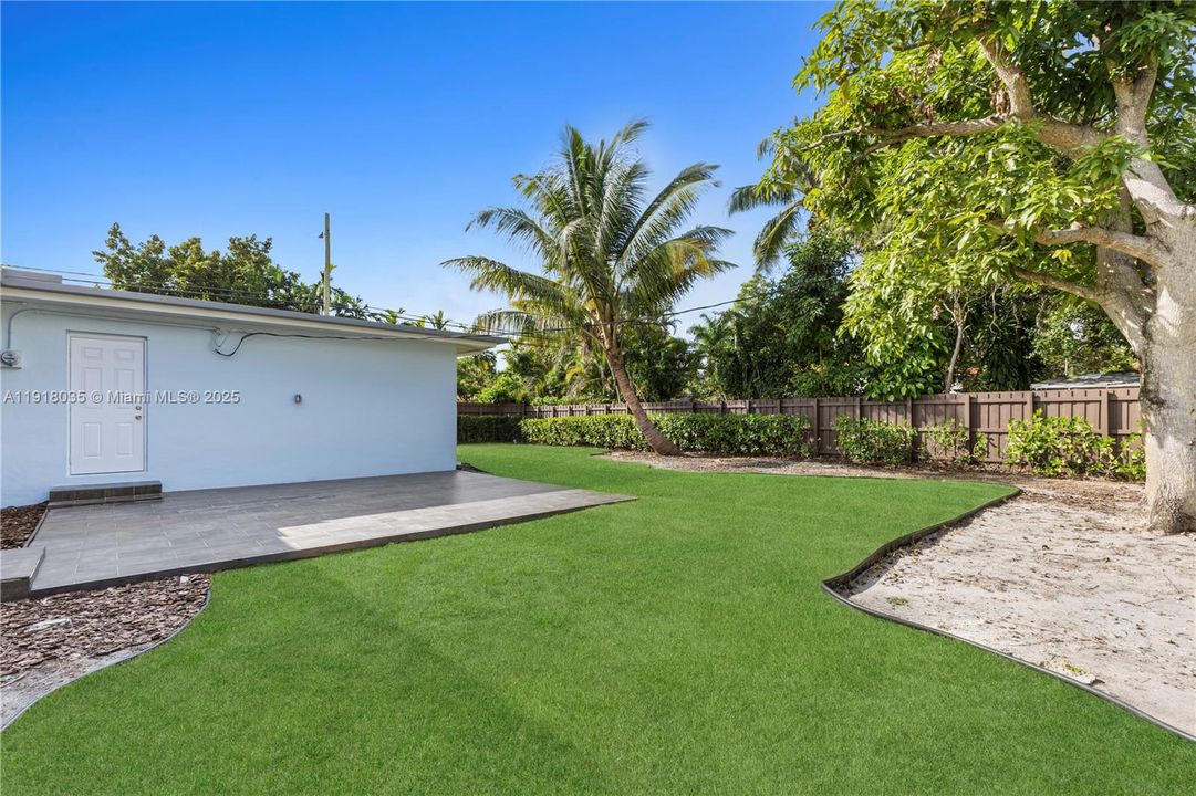 For Sale: $1,395,000 (3 beds, 2 baths, 1434 Square Feet)