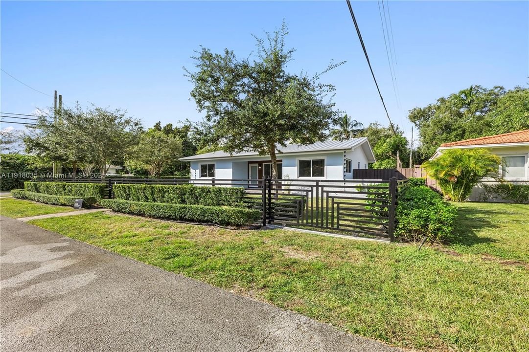 For Sale: $1,395,000 (3 beds, 2 baths, 1434 Square Feet)