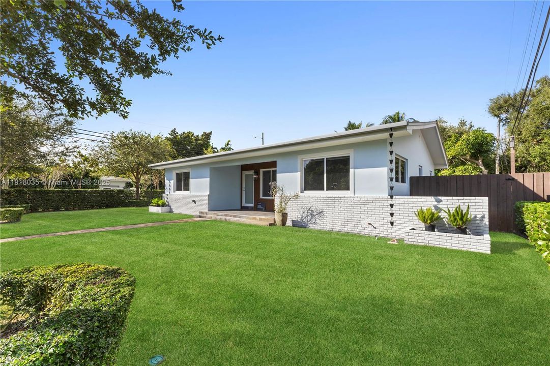 For Sale: $1,395,000 (3 beds, 2 baths, 1434 Square Feet)