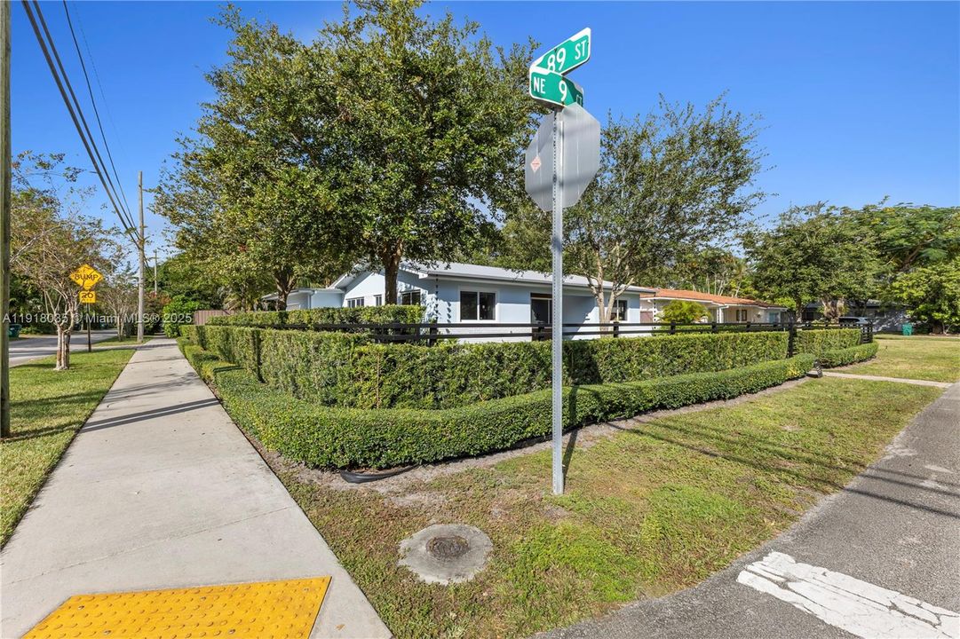For Sale: $1,395,000 (3 beds, 2 baths, 1434 Square Feet)