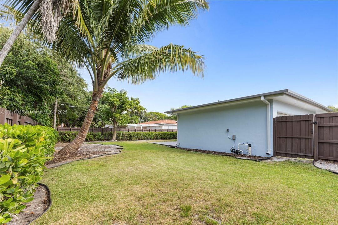 For Sale: $1,395,000 (3 beds, 2 baths, 1434 Square Feet)