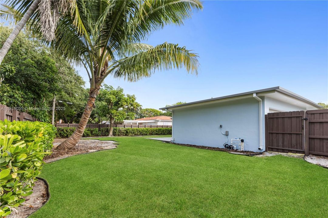 For Sale: $1,395,000 (3 beds, 2 baths, 1434 Square Feet)