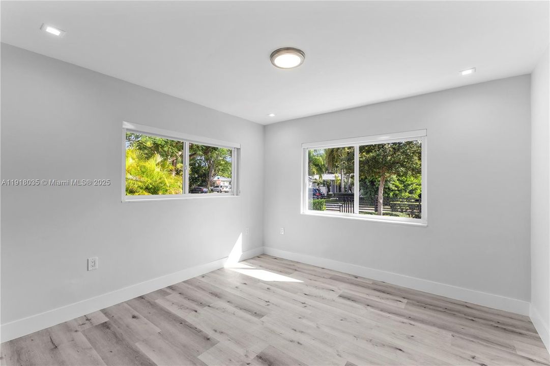 For Sale: $1,395,000 (3 beds, 2 baths, 1434 Square Feet)