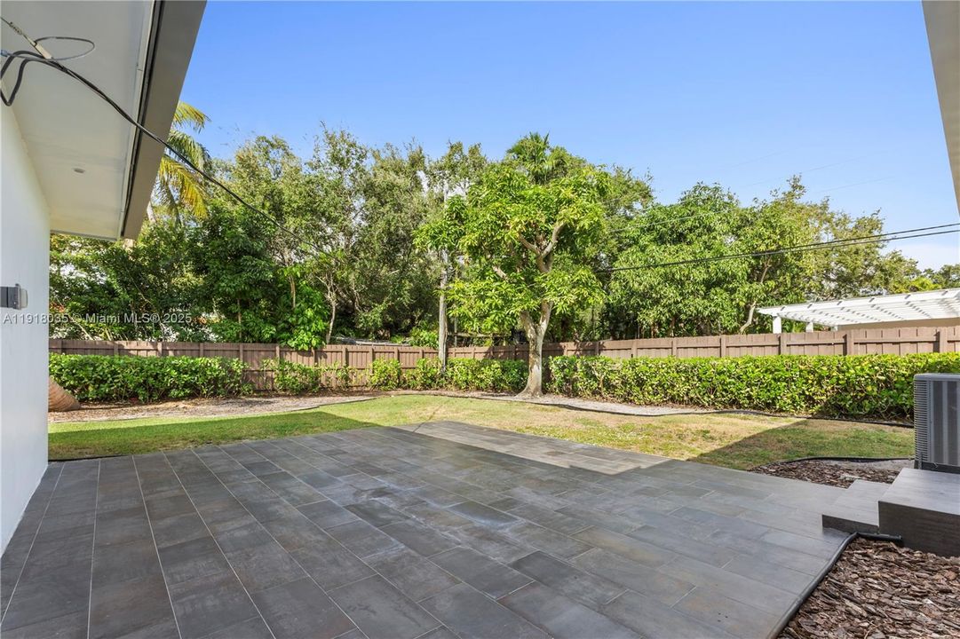 For Sale: $1,395,000 (3 beds, 2 baths, 1434 Square Feet)