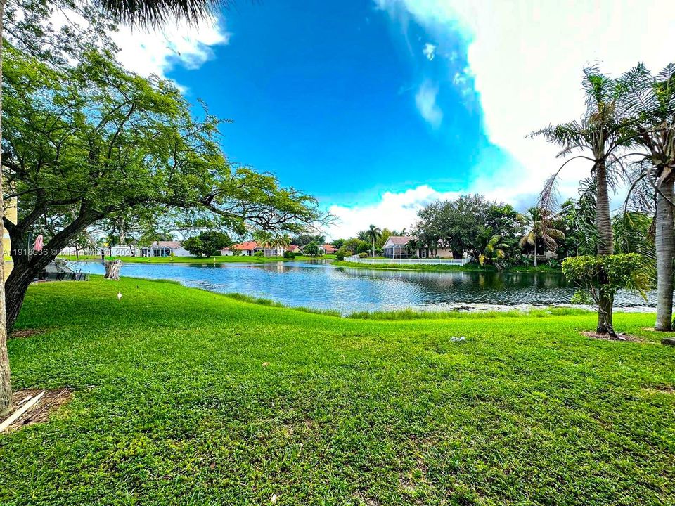 For Rent: $1,590 (1 beds, 1 baths, 739 Square Feet)