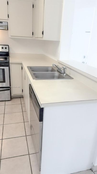 For Rent: $1,590 (1 beds, 1 baths, 739 Square Feet)