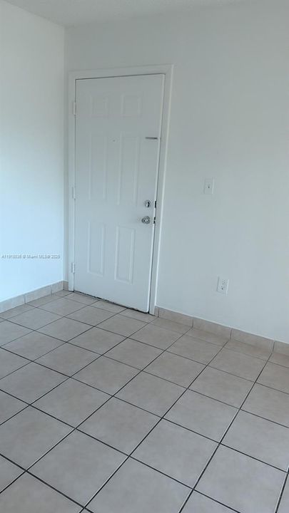 For Rent: $1,590 (1 beds, 1 baths, 739 Square Feet)