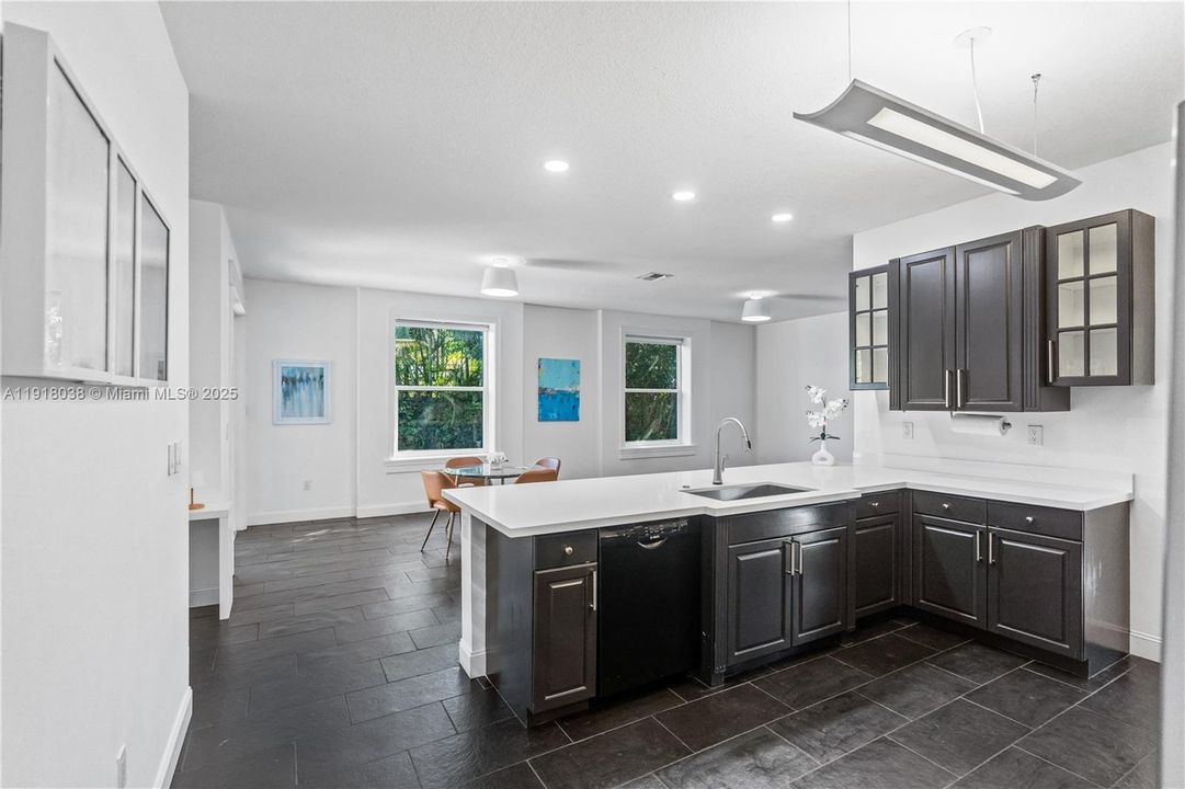 待售: $922,500 (5 贝兹, 3 浴室, 2830 平方英尺)