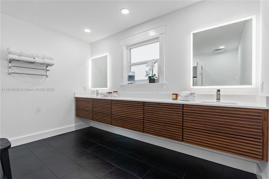 待售: $922,500 (5 贝兹, 3 浴室, 2830 平方英尺)