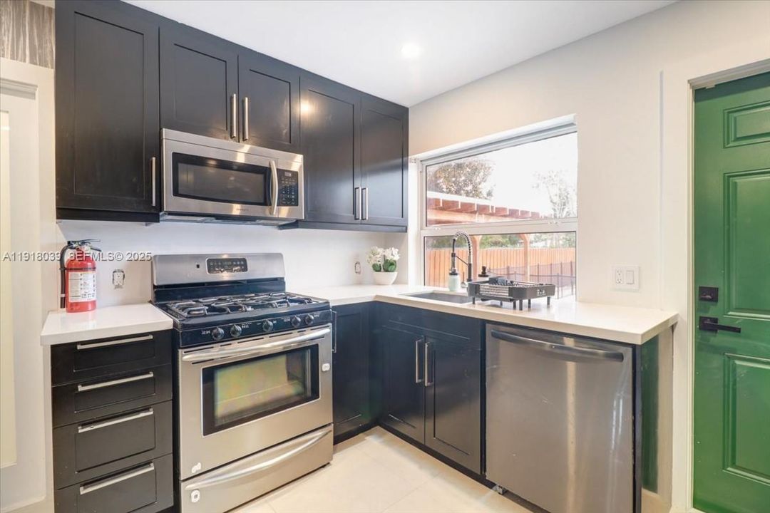 待售: $569,000 (3 贝兹, 2 浴室, 898 平方英尺)